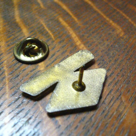 Arkansas AR USA Vintage Logo Lapel Pin - Picture 4 of 4